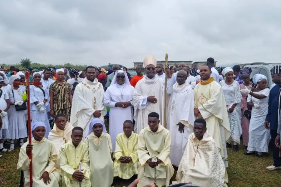 Mgr Ignatius Ayau Kaigama après la messe dans la zone pastorale du Saint-Esprit de l'archidiocèse d'Abuja. Crédit : Archidiocèse d'Abuja / 