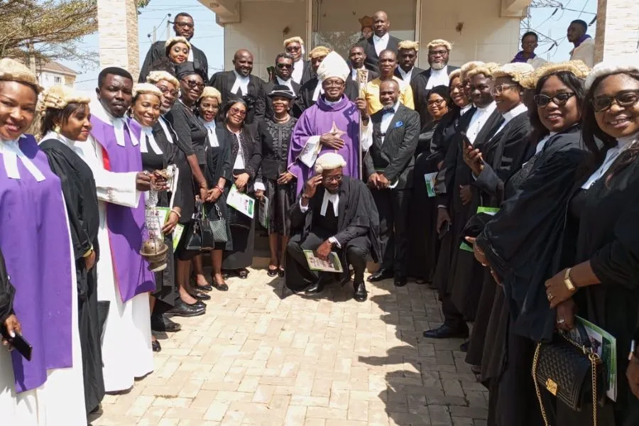 Mgr Anselm Umoren avec un membre de l'Association nationale des avocats catholiques (NACL) dans l'archidiocèse d'Abuja au Nigeria. Crédit : Archidiocèse d'Abuja / 
