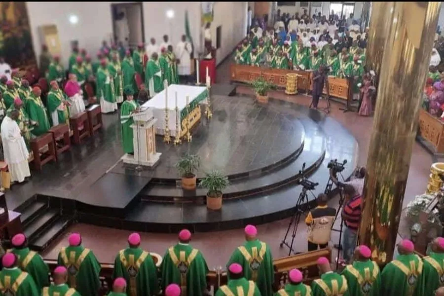 Les membres de la Conférence des évêques catholiques du Nigeria (CBCN) et les fidèles de l'église Holy Trinity, Maitamain, dans l'archidiocèse d'Abuja, lors de la messe d'ouverture de la 2e Assemblée plénière. Crédit : Archidiocèse d'Abuja