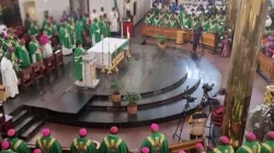 Les membres de la Conférence des évêques catholiques du Nigeria (CBCN) et les fidèles de l'église Holy Trinity, Maitamain, dans l'archidiocèse d'Abuja, lors de la messe d'ouverture de la 2e Assemblée plénière. Crédit : Archidiocèse d'Abuja / 