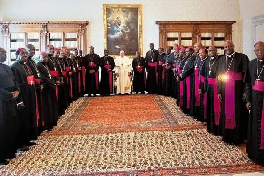 Le Pape François avec des membres de la Conférence épiscopale nationale du Cameroun (NECC). Crédit : Vatican Media