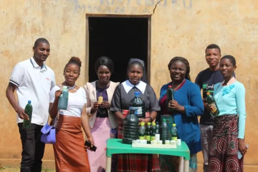 Sœur Teresa Mulenga avec des membres de la communauté présentant du savon fabriqué localement. Crédit : Sr. Teresa Mulenga