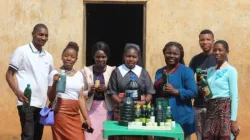Sœur Teresa Mulenga avec des membres de la communauté présentant du savon fabriqué localement. Crédit : Sr. Teresa Mulenga / 