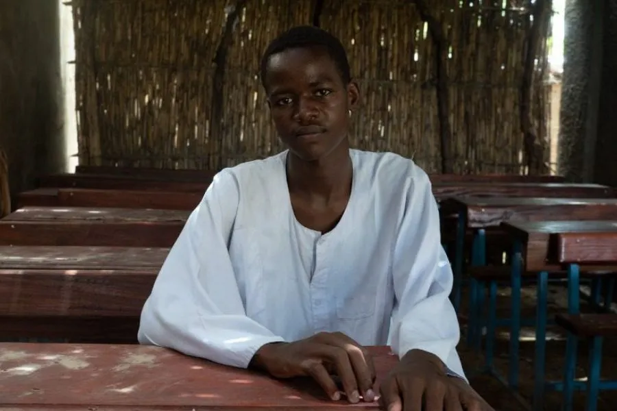 Un enfant dans une salle de classe vide au Tchad. Crédit : Service Jésuite des Réfugiés (JRS)
