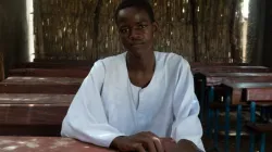 Un enfant dans une salle de classe vide au Tchad. Crédit : Service Jésuite des Réfugiés (JRS) / 