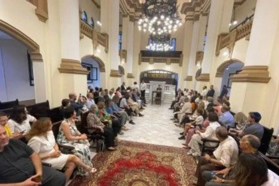 Célébrations de Rosh Hashanah à la synagogue d'Héliopolis au Caire. Crédit : Facebook/JCC Le Caire