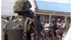 Capture d'une vidéo montrant des soldats nigérians interagissant librement avec des bandits présumés Crédit : The Truth Nigeria / 
