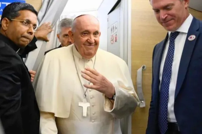 Le pape François à bord de l'avion qui l'a emmené de Rome en Mongolie, le 31 août 2023. | Crédit : Vatican Media