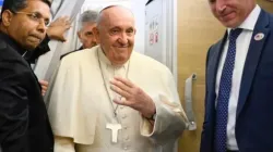 Le pape François à bord de l'avion qui l'a emmené de Rome en Mongolie, le 31 août 2023. | Crédit : Vatican Media / 