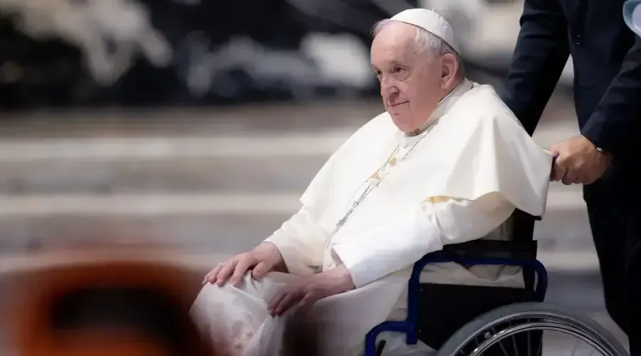 Le pape François, le 12 juillet 2022, a déclaré que la douleur au genou qu'il a ressentie pendant plusieurs mois "m'a fait peur, dans le sens de 'pense un peu à ce que va être ton avenir maintenant'". Crédit : Daniel Ibáñez/ACI Press