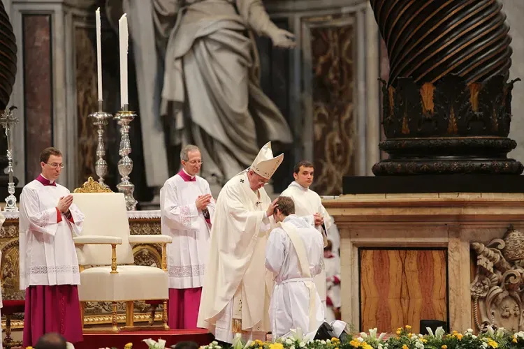 Le pape François ordonne un prêtre dans la basilique Saint-Pierre, le 26 avril 2015./ Bohumil Petrik/CNA.