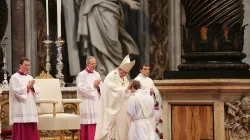 Le pape François ordonne un prêtre dans la basilique Saint-Pierre, le 26 avril 2015./ Bohumil Petrik/CNA. / 