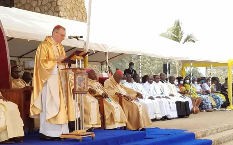 Le cardinal Pietro Parolin s'adressant aux fidèles lors de la messe à la cathédrale Saint-Joseph de Bamenda le 31 janvier 2021. Archidiocèse de Bamenda/Facebook