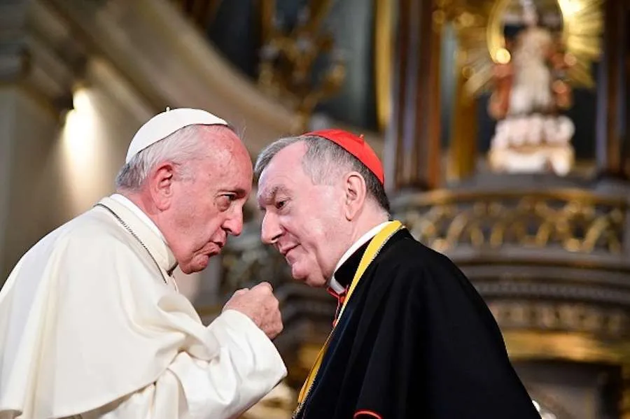 Le pape François (à gauche), avec le cardinal Pietro Parolin, secrétaire d'État du Vatican. Daniel Ibanez/CNA