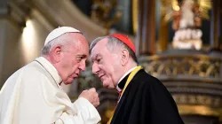 Le pape François (à gauche), avec le cardinal Pietro Parolin, secrétaire d'État du Vatican. / Daniel Ibanez/CNA