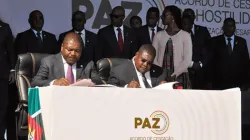 Le président Philipe Nyusi et le dirigeant de la RENAMO, Ossufo Momade, ont signé un nouvel accord de paix en août 2019. / Domaine public.