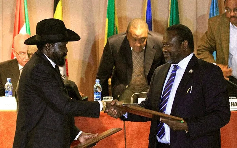 Le président du  Soudan du Sud Salva Kiir (à gauche) et le vice-président Riek Machar (à droite) se serrent la main lors de la signature de l'Accord revitalisé sur la résolution du conflit au Soudan du Sud (R-ARCSS) en septembre 2018. Domaine public.
