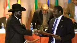 Le président du  Soudan du Sud Salva Kiir (à gauche) et le vice-président Riek Machar (à droite) se serrent la main lors de la signature de l'Accord revitalisé sur la résolution du conflit au Soudan du Sud (R-ARCSS) en septembre 2018. / Domaine public.