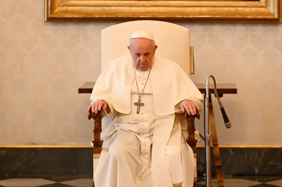 Le Pape François lors de son audience générale dans la bibliothèque du Palais Apostolique le 31 mars 2021. Vatican Media