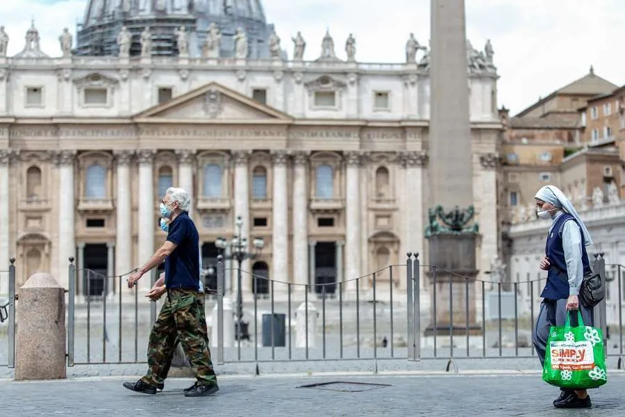 Les gens passent devant la basilique Saint-Pierre à la fin du mois de mai 2020. Daniel Ibanez/CNA.