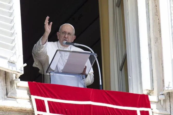 Le pape François bénit la foule depuis une fenêtre donnant sur la place Saint-Pierre à la fin de son discours de l'Angélus du dimanche, le 13 août 2023. | Vatican Media.