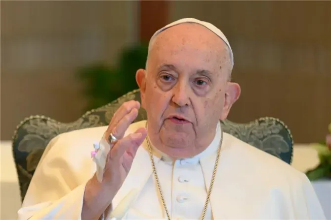 Une canule pour un traitement intraveineux sur la main droite du Pape François est visible alors qu'il donne la bénédiction de l'Angélus le 26 novembre 2023. | Crédit : Vatican Media