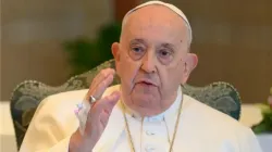 Une canule pour un traitement intraveineux sur la main droite du Pape François est visible alors qu'il donne la bénédiction de l'Angélus le 26 novembre 2023. | Crédit : Vatican Media / 