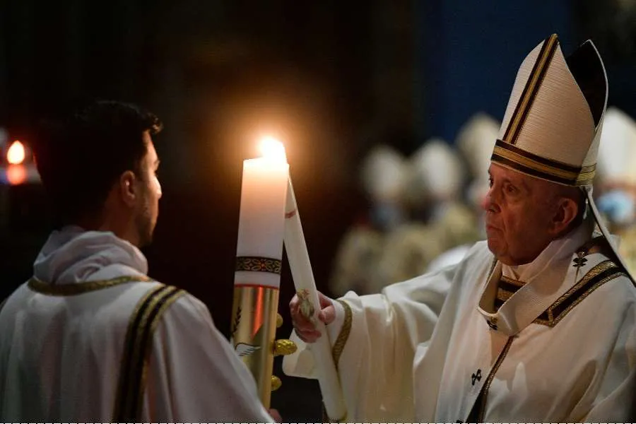 Le pape François allume un cierge lors de la messe de la Vigile pascale dans la basilique Saint-Pierre, le 3 avril 2021. Vatican Media/CNA