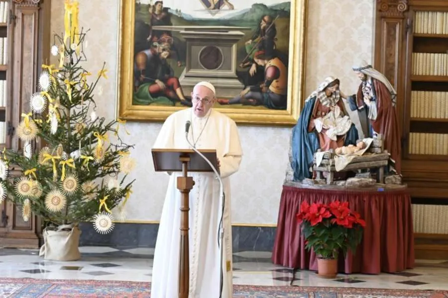 Le pape François prononce son discours de l'Angélus dans la bibliothèque du Palais Apostolique le 27 décembre 2020. Vatican Media.