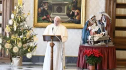 Le pape François prononce son discours de l'Angélus dans la bibliothèque du Palais Apostolique le 27 décembre 2020. / Vatican Media.