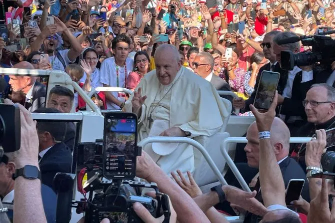 Le Pape François se fraye un chemin parmi des milliers de personnes en se rendant à la cérémonie d'accueil des Journées Mondiales de la Jeunesse à Lisbonne, au Portugal, le 3 août 2023. | Crédit photo : Pablo Pilco/EWTN News