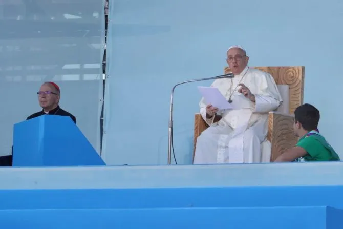 Le pape François s'adresse aux jeunes lors de la cérémonie d'accueil des Journées Mondiales de la Jeunesse à Lisbonne, au Portugal, le 3 août 2023. Crédit : Daniel Ibañez/CNA