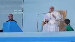 Le pape François s'adresse aux jeunes lors de la cérémonie d'accueil des Journées Mondiales de la Jeunesse à Lisbonne, au Portugal, le 3 août 2023. Crédit : Daniel Ibañez/CNA / 