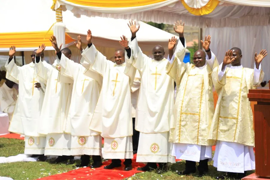 Les sept diacres récemment ordonnés dans le diocèse de Homa Bay au Kenya. Crédit : P. Joshua Mege/Arise Communications Network