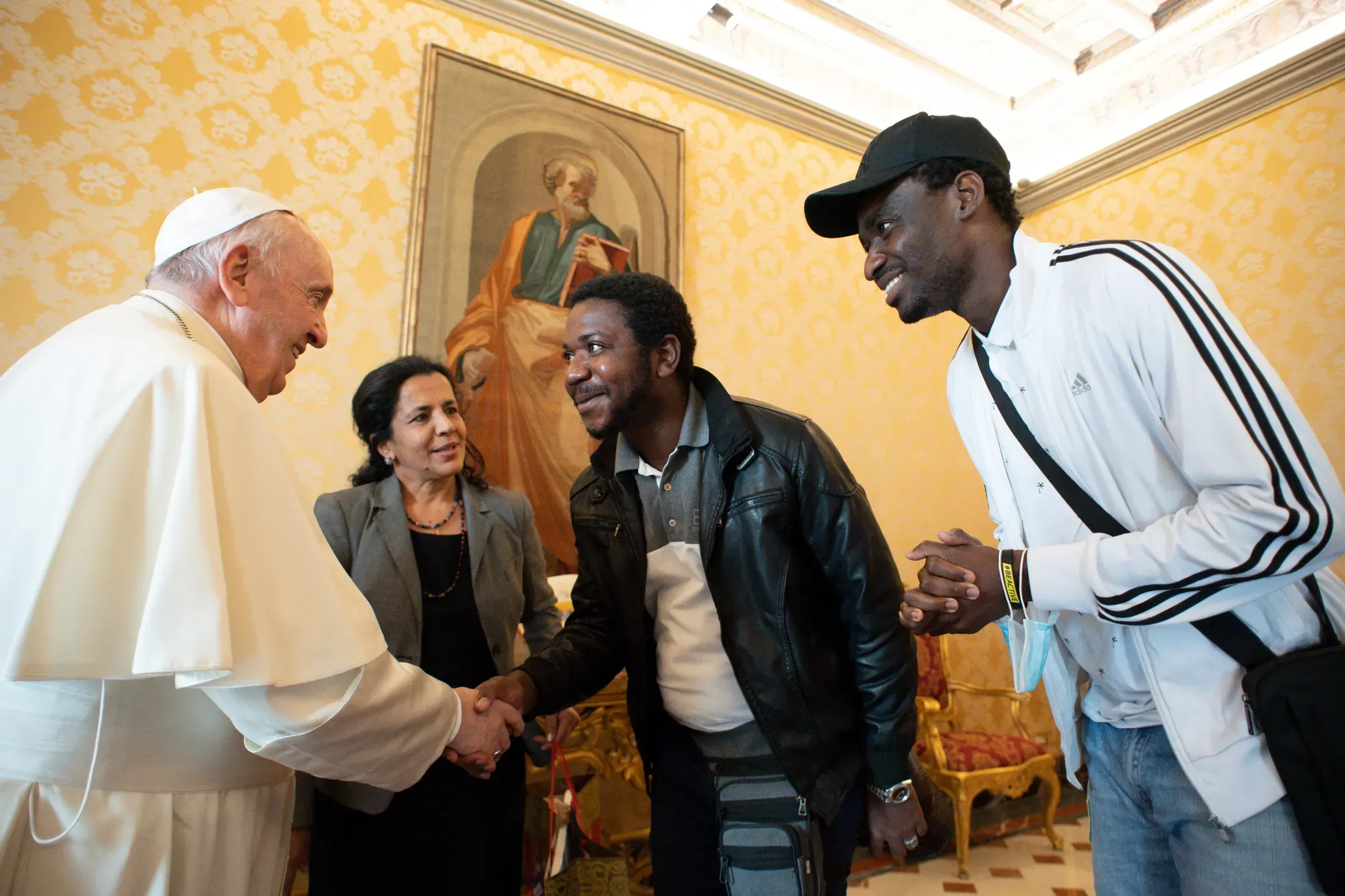 Le pape François rencontre des réfugiés qu'il a contribué à faire venir en Italie le jour de son 85e anniversaire, le 17 décembre 2021. Vatican Media
