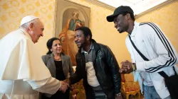 Le pape François rencontre des réfugiés qu'il a contribué à faire venir en Italie le jour de son 85e anniversaire, le 17 décembre 2021. Vatican Media / 