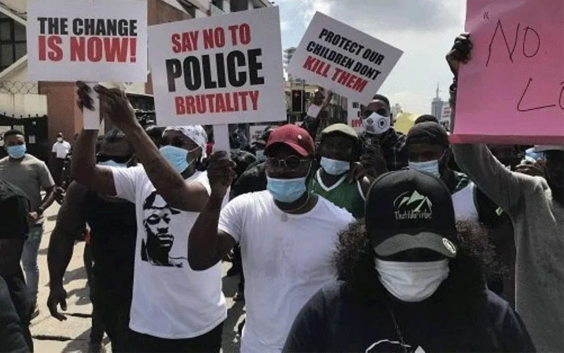 Les jeunes à travers le Nigéria protestent contre la brutalité et les exécutions extrajudiciaires présumées des agents de l'Escouade spéciale de lutte contre le vol. Domaine public