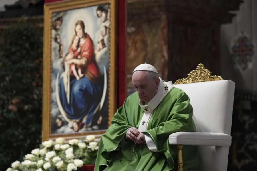 Le pape François prie pendant la messe dans la basilique Saint-Pierre à l'occasion de la quatrième Journée mondiale des pauvres, le 15 novembre 2020. Vatican Media.