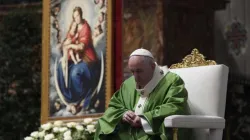 Le pape François prie pendant la messe dans la basilique Saint-Pierre à l'occasion de la quatrième Journée mondiale des pauvres, le 15 novembre 2020. / Vatican Media.