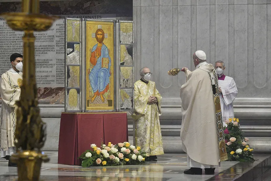 Le pape François avec une icône du Christ lors de la messe du dimanche de Pâques dans la basilique Saint-Pierre, le 4 avril 2021. / Vatican Media.