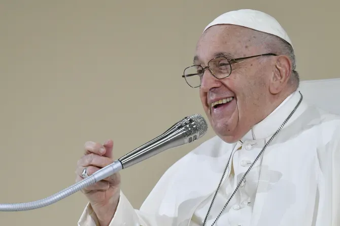 Le pape François sourit en s'adressant aux pèlerins lors d'une veillée le 5 août 2023, lors des Journées Mondiales de la Jeunesse à Lisbonne, au Portugal. | Crédit : Vatican Media