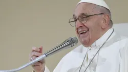 Le pape François sourit en s'adressant aux pèlerins lors d'une veillée le 5 août 2023, lors des Journées Mondiales de la Jeunesse à Lisbonne, au Portugal. | Crédit : Vatican Media / 