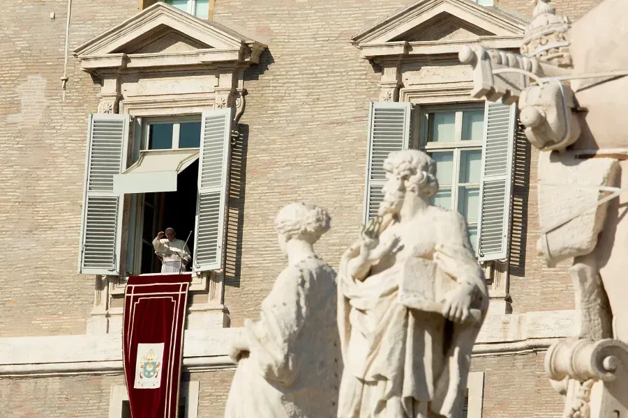 Le pape François a dirigé l'Angélus de la Toussaint depuis une fenêtre située au-dessus de la place Saint-Pierre. Daniel Ibanez/CNA
