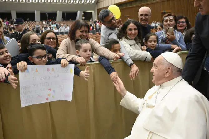 Le Pape François salue les membres du public qui assistent à son audience générale hebdomadaire dans la salle Paul VI de la Cité du Vatican, le 29 novembre 2023. | Crédit : Vatican Media
