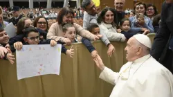 Le Pape François salue les membres du public qui assistent à son audience générale hebdomadaire dans la salle Paul VI de la Cité du Vatican, le 29 novembre 2023. | Crédit : Vatican Media / 