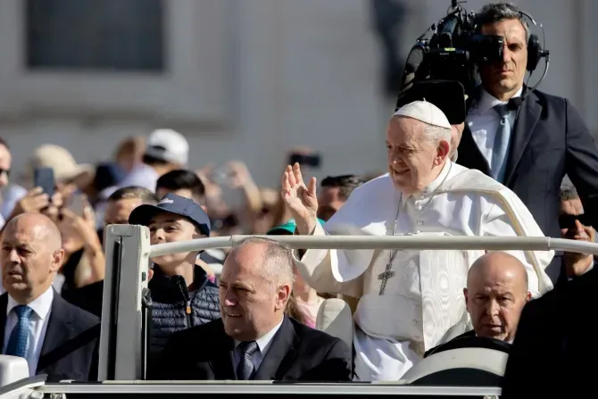 Le pape François a salué les pèlerins sur la place Saint-Pierre le mercredi 7 juin 2023, quelques heures avant d'être hospitalisé pour une opération abdominale sous anesthésie générale. | Daniel Ibanez/CNA