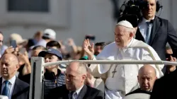 Le pape François a salué les pèlerins sur la place Saint-Pierre le mercredi 7 juin 2023, quelques heures avant d'être hospitalisé pour une opération abdominale sous anesthésie générale. | Daniel Ibanez/CNA / 