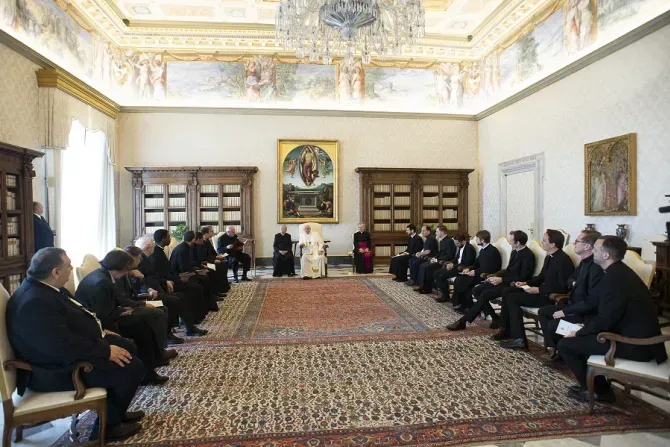 Le Pape François avec des prêtres français étudiant à Rome lors d'une réunion au Vatican le 7 juin 2021. Crédit : Vatican Media/CNA