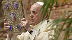 Le pape François offre la messe dans la basilique Saint-Pierre le dimanche de Pâques 4 avril 2021. / Vatican Media.