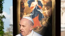 Le pape François s'exprime à la Grotte de Lourdes dans les jardins du Vatican, le 31 mai 2021, avec en toile de fond une image de Notre-Dame, défaisant (ou dénouant) les nœuds. | Crédit : Vatican Media / 